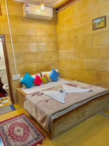 Postel nebo postele na pokoji v ubytování Hotel Pol Haveli Jaisalmer