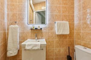 a bathroom with a sink and a mirror and a toilet at Hôtel Juliette in Paris