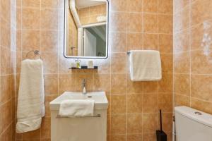 La salle de bains est pourvue d'un lavabo, d'un miroir et de toilettes. dans l'établissement Hôtel Juliette, à Paris