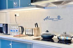 Köök või kööginurk majutusasutuses Atlantis Melaka I 5-11pax I 5min JonkerSt BY Alviv Management