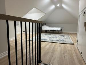Brand new 2 Bedroom plus Loft in Hamilton tesisinde bir ranza yatağı veya ranza yatakları