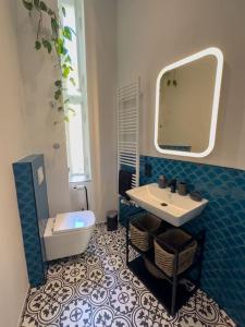 een badkamer met een wastafel, een toilet en een spiegel bij Urban Jungle! in Berlijn