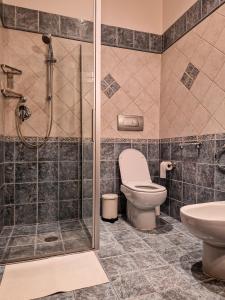 La salle de bains est pourvue d'une douche et de toilettes. dans l'établissement CASA ARMANNI - la tua Casa di Pietra, à Gubbio