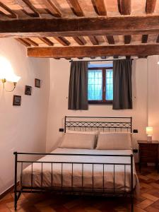 una camera con un letto di CASA ARMANNI - la tua Casa di Pietra a Gubbio