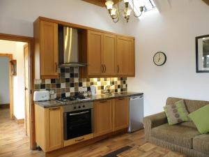 Kuchyň nebo kuchyňský kout v ubytování Granary Cottages