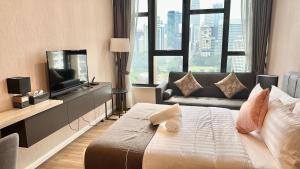 una habitación de hotel con una cama y un televisor en Ceylonz Suites Bukit Bintang by KL ONE, en Kuala Lumpur