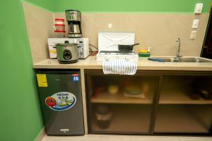una cocina en miniatura con fregadero y nevera en Apartamento Aliga 1, en Quepos