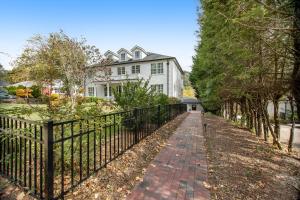アッシュビルにあるGrove Park Viewの白家の前の煉瓦歩道