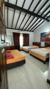 a bedroom with two beds in a room at El Hotel De La Tía in San Bernardo del Viento