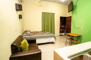 a living room with a couch and a bed at Apartamento Aliga 2 in Quepos