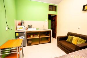 a living room with a couch and a kitchen at Apartamento Aliga 2 in Quepos