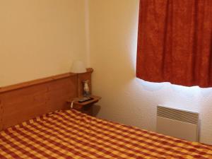 Appartement Modane, 2 pièces, 4 personnes - FR-1-265-114にあるベッド