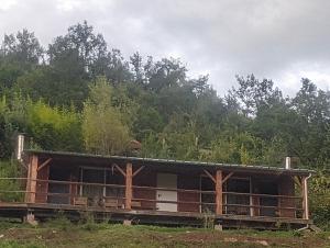 una casa en medio de un campo en Source Nature, en Le Mas-dʼAzil