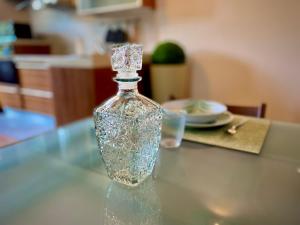 una botella de vidrio sobre una mesa en Malpensa Home Milan Lakes, en Case Nuove