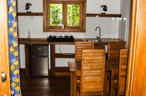 Rio do Ouro的住宿－ECO-POR，厨房配有桌椅和水槽。
