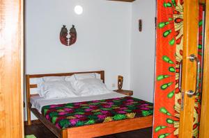 a bedroom with a bed with a colorful blanket at ECO-POR in Rio do Ouro