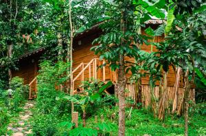 a wooden cabin in the middle of a forest at ECO-POR in Rio do Ouro