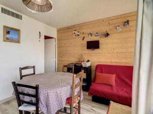 Appartement La Toussuire, 2 pièces, 5 personnes - FR-1-417-24にあるシーティングエリア