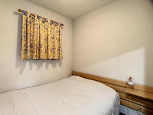 ラ・トゥッスイールにあるAppartement La Toussuire, 2 pièces, 4 personnes - FR-1-417-18の小さなベッドルーム(ベッド1台、カーテン付)
