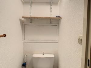 ラ・トゥッスイールにあるAppartement La Toussuire, 2 pièces, 6 personnes - FR-1-417-2のバスルーム(白いトイレ付)が備わります。