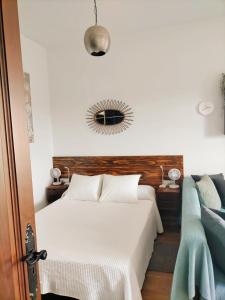 a bedroom with a bed and a mirror on the wall at Mi Quíquere in Mácher
