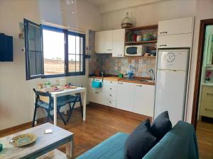 a kitchen with a couch and a table in a room at Mi Quíquere in Mácher