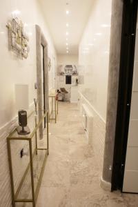 un corridoio con pareti bianche e pavimento in marmo di Jadore Monic a Roma