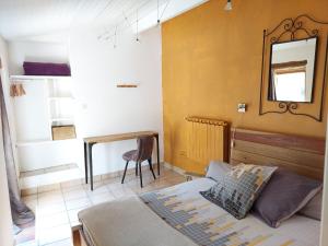 Ένα ή περισσότερα κρεβάτια σε δωμάτιο στο Auberge de Miélandre +10 φωτογραφίες