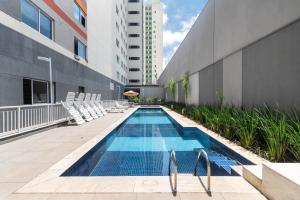a swimming pool on the side of a building at Studio Design Próx ao Metrô Brás com piscina in São Paulo