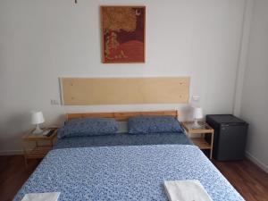 een slaapkamer met een bed met een blauw dekbed bij B&B Il canale in Ancona