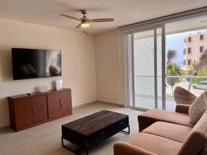 TV a/nebo společenská místnost v ubytování ¡Your oasis by the beach! Loft in Santamar