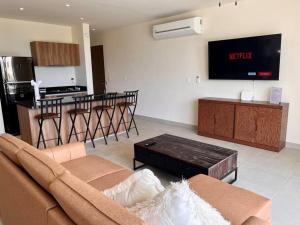 TV a/nebo společenská místnost v ubytování ¡Your oasis by the beach! Loft in Santamar