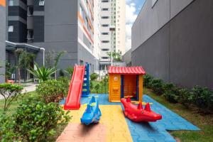 un parque infantil con equipo de juegos en una ciudad en Studio Design Próx ao Metrô Brás com piscina, en São Paulo