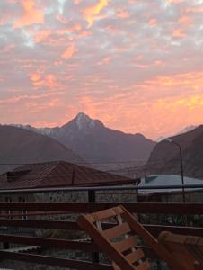 een uitzicht op een bergketen met een zonsondergang bij Royal Galaxy in Kazbegi