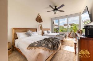 トゥルムにあるNHOA 305A Lux 2BR Condo Pool View in Aldea Zamaの窓のある寝室にベッドが2つある +76枚の写真