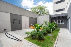 a building with a basketball hoop on the side of it at Studio Design Próx ao Metrô Brás com piscina in São Paulo