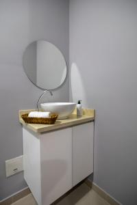 La salle de bains est pourvue d'un lavabo blanc et d'un miroir. dans l'établissement Casa Palmar Cartagena, à Carthagène des Indes