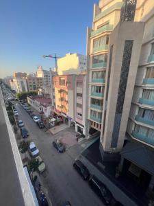 une vue aérienne sur une rue de la ville avec des bâtiments dans l'établissement Luxury Center Town Apartment, à Kenitra