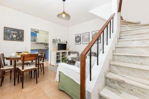 ein Wohnzimmer mit einem Esstisch und einer Treppe in der Unterkunft Casa Gaivota by Algarve Golden Properties in Lagos