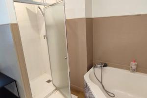 a bathroom with a shower and a bath tub at Duplex-4 pers-Clim-Stat gratuit-5mn Centre ville in Pau
