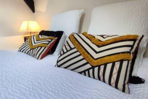 a bedroom with two beds with pillows and a lamp at Duplex-4 pers-Clim-Stat gratuit-5mn Centre ville in Pau