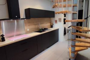 a kitchen with a sink and a counter top at Duplex-4 pers-Clim-Stat gratuit-5mn Centre ville in Pau