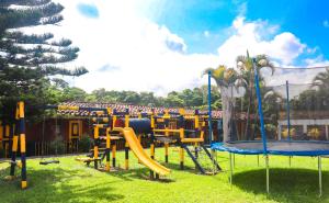 un parque infantil con un tobogán en el césped en Hotel Quindio Campestre, en Montenegro