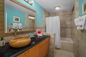 Beautiful 2Br 2Ba Puamana, Ocean and Mountain View, Pool的一间浴室
