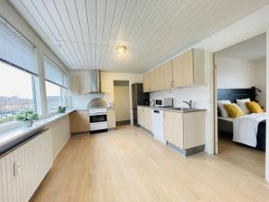 Una habitación con cocina y una cama en una habitación en aday - Modern 3 bedrooms apartment in Svenstrup, en Svenstrup