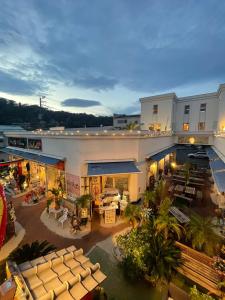 an overhead view of a building with a restaurant at ハセノ島　Hotel　Cottage in Kamakura