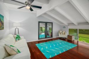 Beautiful 2Br 2Ba Puamana, Ocean and Mountain View, Pool客房内的一张或多张床位