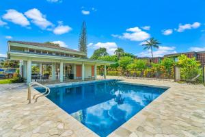 Beautiful 2Br 2Ba Puamana, Ocean and Mountain View, Pool内部或周边的泳池