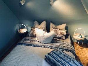 Postel nebo postele na pokoji v ubytování Blaues Zimmer mit grossem Balkon, Bad ist ein Traum, 50 Schritte zum Radweg am Main, Weinfest besuchen