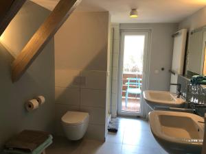 - Baño con 2 lavabos y aseo en Blaues Zimmer mit grossem Balkon & Bad nur 16 km nach Würzburg! en Mainstockheim